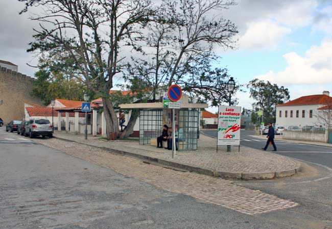 O ponto de ônibus em Óbidos 