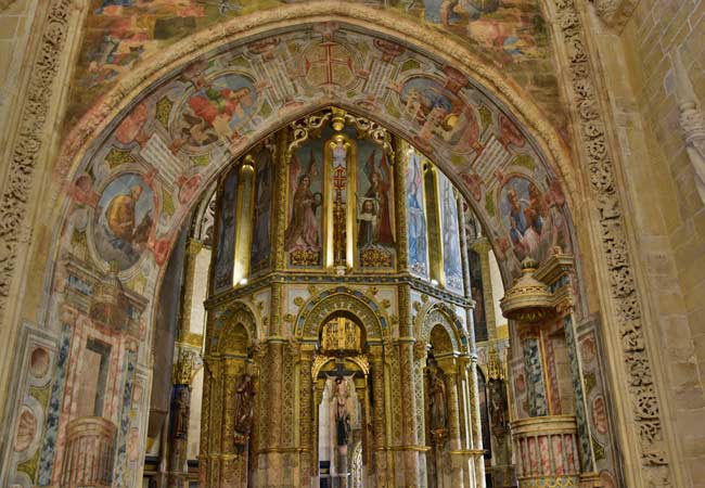 Wspaniała Kaplica Charola w centrum Convento de Cristo.