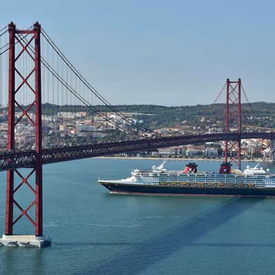 Ponte 25 de Abril bridge Tejo estuary