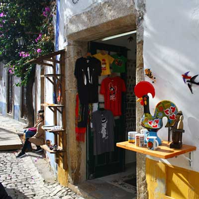 La Rua Direita è ricca di negozi di souvenir e prodotti artigianali 