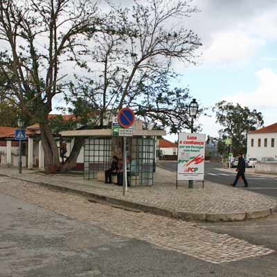 O ponto de ônibus em Óbidos está logo ao lado de fora das muralhas da cidade