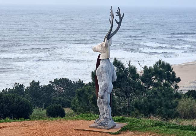 Escultura Veado Surfista Nazare