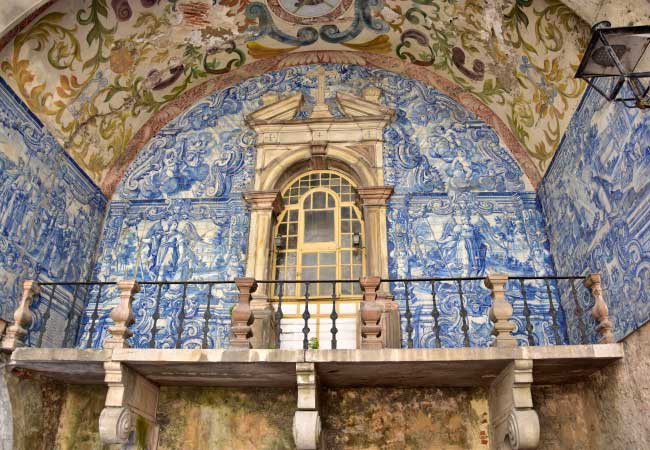 I meravigliosi dipinti su piastrelle della Porta da Vila
