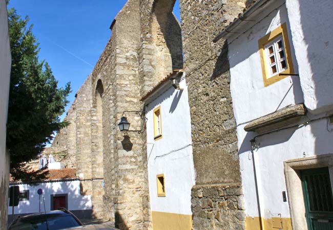 Evora aqueduct Aqueduto da Água de Prata