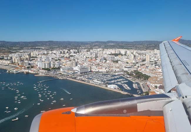 Anflug zum Flughafen Faro über der Stadt