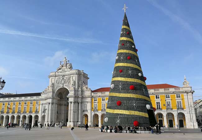 Praça do Comércio en Lisboa con el árbol de Navidad 