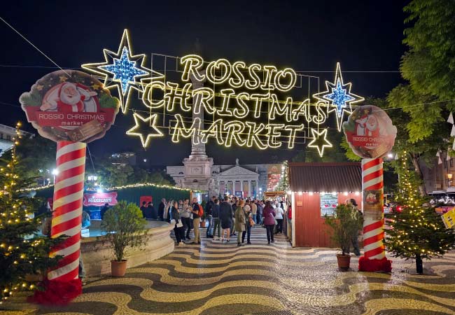 Il mercatino di Natale in Piazza Rossio a Lisbona