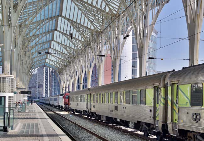 Der Zug nach Evora am Bahnhof Oriente in Lissabon 