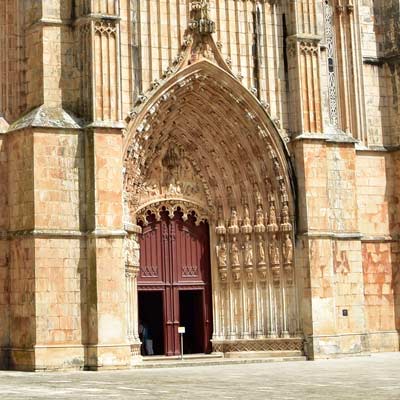 Wspaniała gotycka fasada klasztoru
