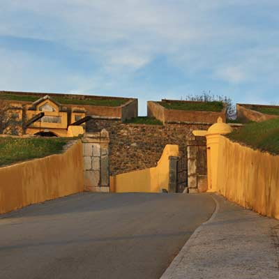 Die gelbe Stadtmauer Elvas