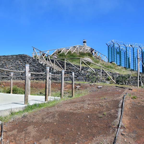 El marcador de la cima del Pico do Arieiro