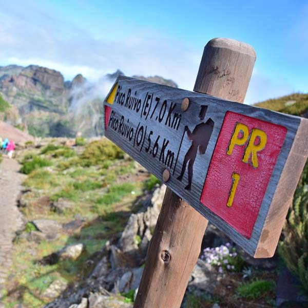 hiking route from Pico do Arieiro to Pico Ruivo