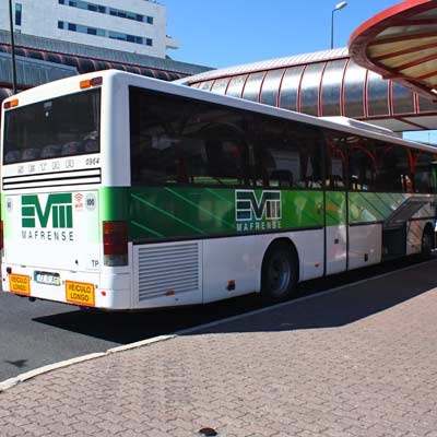 Der Carris Metropolitana-Bus im Busbahnhof Campo Grande